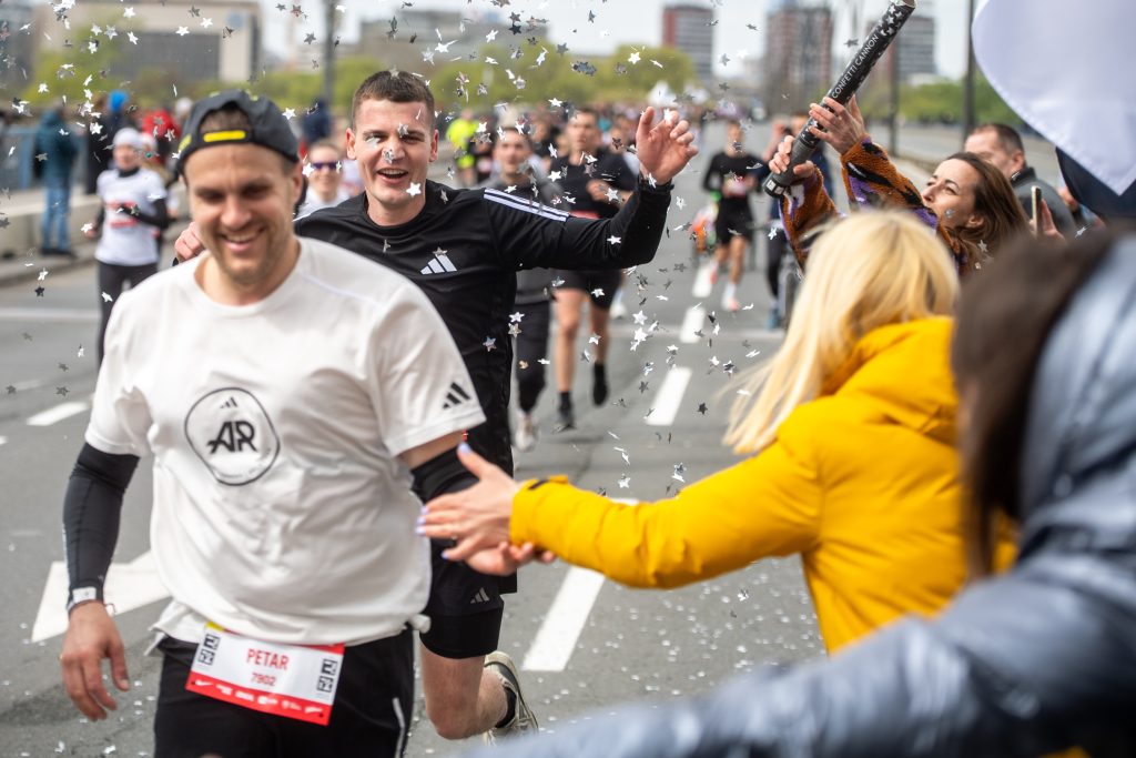 Podrška trkačkih klubova na Beogradskom maratonu. Preuzeto sa https://bgdmarathon.org/